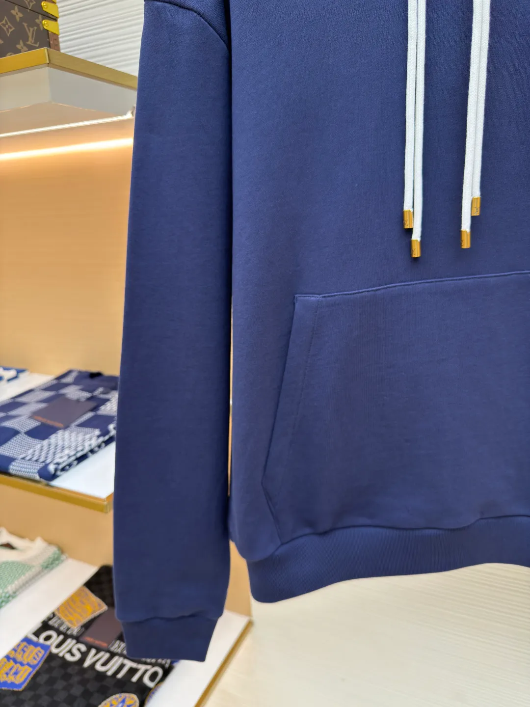 LOUIS VUITTON Rope embroidery contrast color hooded rope sweatshirt ●Authentic product: purchased and developed by 14100 ●Item number: 1680235-B50 ●Fabric: polyester mercerized fabric ●Technology: embroidery production ●Version: fitted version ●Weight: about 885 grams ●Size: XS-S-M-L ●Description: Made of 32s double-ply cotton David's cloth, matched with 26s double-kill horizontal machine to weave threads, the front panel is embroidered with Tajima embroidery machine imported from Japan, polyester silk light short stitch flat embroidery, the back panel is embroidered with a special rope 0.6cm The thickness of the double-strand core-spun cotton rope is encrypted, and it is bundled with fish silk thread for embroidery. The ends and ends of the rope are all hidden under the pattern by hand. Large-size round eyelets are molded and punched by hand. The eyelet pendant clock is all made of bronze and barrel-plated with antique gold. The overall wiring is straight and delicate, the fabric is comfortable and soft, and the color is consistent without color difference. It can be matched with the same style to create a fashionable look and control various occasions. Customized accessories, complete with three standards, same style for men and women!